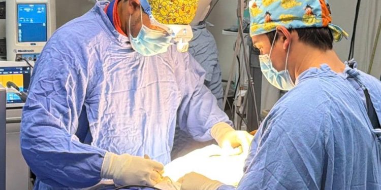 Realiza con éxito UMAE del IMSS Sonora cirugía de columna para corregir caso severo de escoliosis