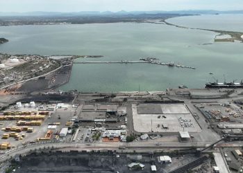 Puerto de Guaymas potencia su capacidad logística con llegada de grúas especializadas: Gobernador Durazo