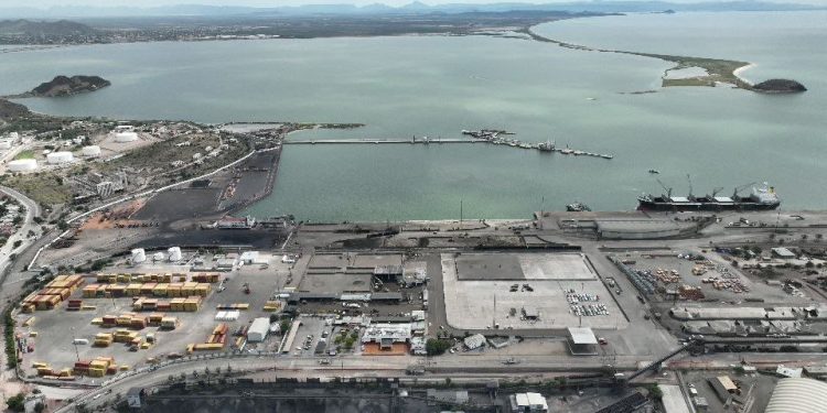Puerto de Guaymas potencia su capacidad logística con llegada de grúas especializadas: Gobernador Durazo