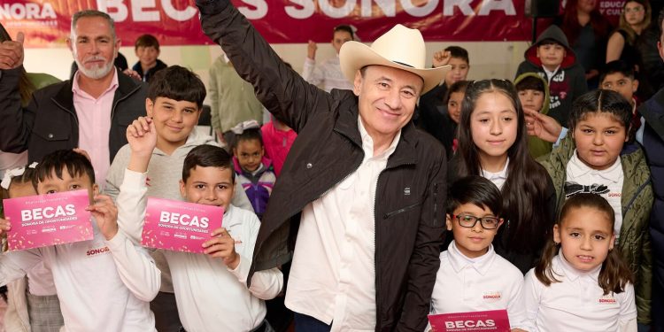 Alfonso Durazo cambia el futuro de una generación con más de 736 mil becas entregadas