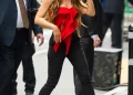 Shakira lleva las botas puntiagudas más en tendencia del otoño 2023 en el video de El jefe