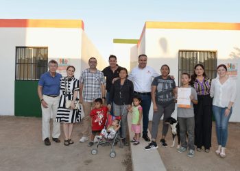 Entrega Toño Astiazarán vivienda recuperada a dos familias más