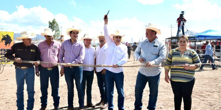 Fortalecemos el turismo y educación en la Sierra Alta, con Circuito de Rodeo y entrega de becas, tablets y bicicletas: Alfonso Durazo