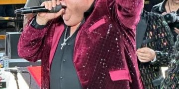 El Coyote le canta a su gente  en el Palenque de Culiacán