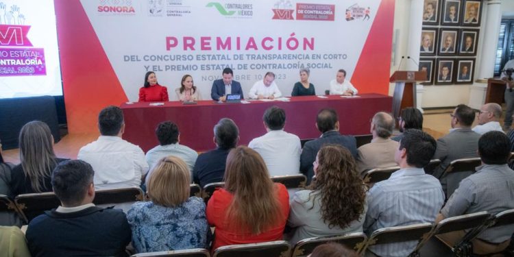 Entrega Alfonso Durazo premio al Comité de Obra de Avenida Tecnológico en Concurso Estatal de Contraloría Social 2023.