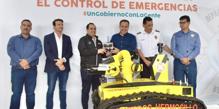 Da Toño Astiazarán bienvenida a SERI, robot para extinción de incendios