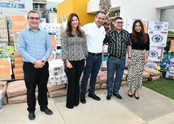 Entregan Toño Astiazarán y Patty Ruibal productos en apoyo a asociaciones