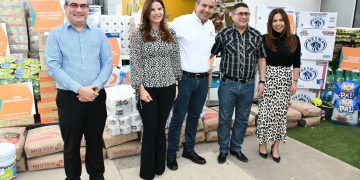 Entregan Toño Astiazarán y Patty Ruibal productos en apoyo a asociaciones