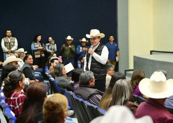 Beneficia gobernador Durazo a familias de Sahuaripa con certeza jurídica, becas e infraestructura deportiva