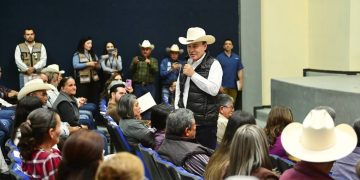 Beneficia gobernador Durazo a familias de Sahuaripa con certeza jurídica, becas e infraestructura deportiva