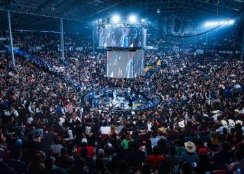 Fuerza Regida llena el Palenque en su primera presentación en Culiacán