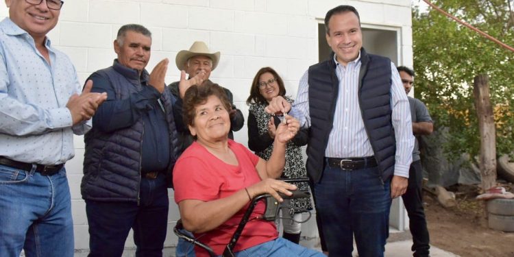 Entrega Toño Astiazarán a dos familias en el ejido La Victoria.