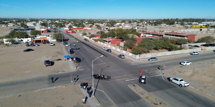 Entrega Alcalde Santos González Yescas  rehabilitación de crucero escolar
