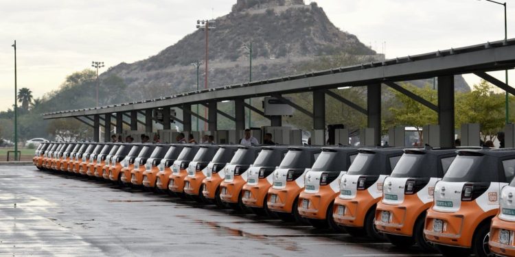 Avanza Toño Astiazarán con vehículos eléctricos para equipar áreas de atención a hermosillenses