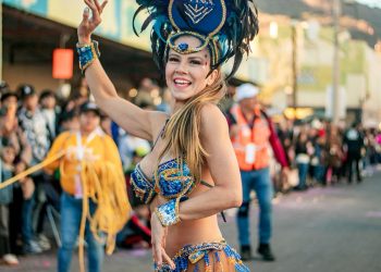 Celebran familias tercer desfile de carros alegóricos y comparsas del Carnaval Guaymas 2024 “La magia de Sonora”