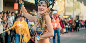 Celebran familias tercer desfile de carros alegóricos y comparsas del Carnaval Guaymas 2024 “La magia de Sonora”