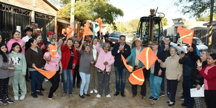 Inicia Toño Astiazarán pavimentación de la calle Bacanora en colonia Insurgentes