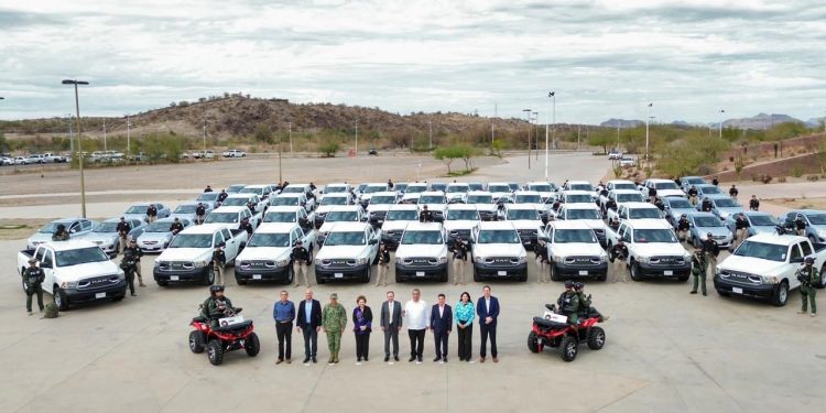 Entrega gobernador Alfonso Durazo patrullas para fortalecer labor de la FGJE