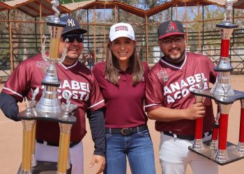 Inaugura Anabel Acosta liga municipal de béisbol con un Home Run