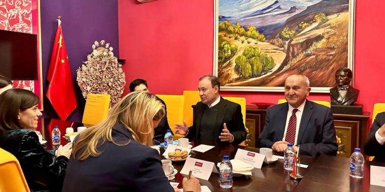 Gobernador de Sonora se reúne con directivos de grupos bancarios en China