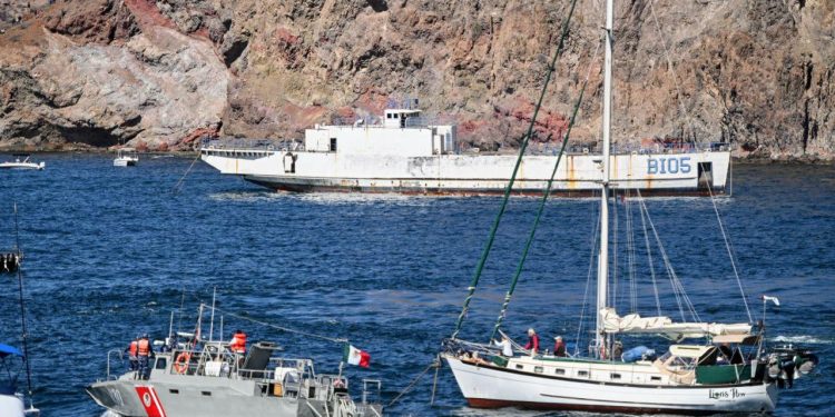 Realizan ceremonia de hundimiento del ex buque Suchiate BI-05