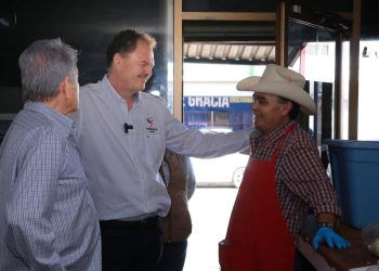 Visita “El Borrego” Gándara a locatarios y clientes del Mercado No. 2