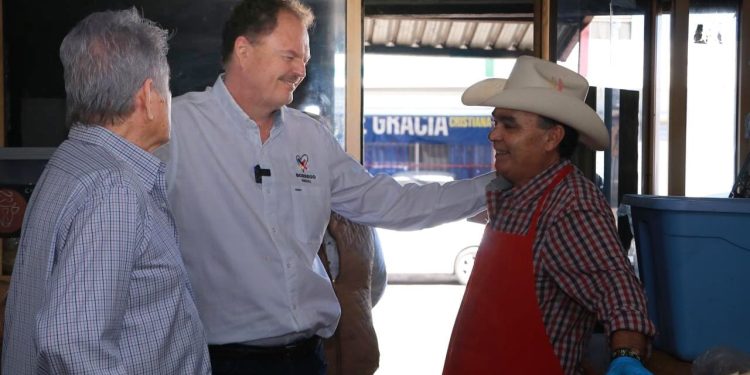Visita “El Borrego” Gándara a locatarios y clientes del Mercado No. 2