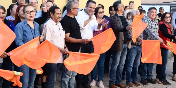 Inician Toño Astiazarán la pavimentación de la calle Villa Hermosa