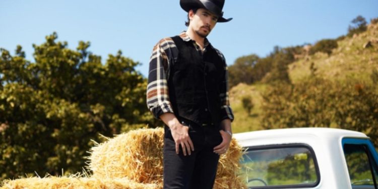 Alex Fernández le canta al desamor en “Para proteger mi corazón”