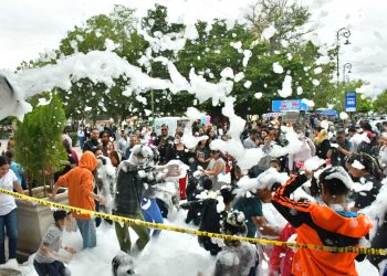 Disfrutan familias fiesta de espuma en la Víactiva