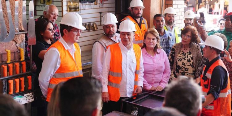 Gobernador  Durazo y  locatarios supervisan Mercado Municipal de Navojoa