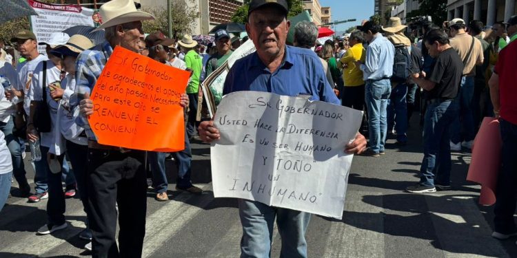 Trabajadores del ayuntamiento se manifiestan en contra de Toño Astiazaran
