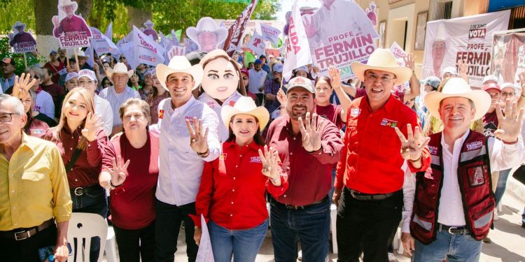 Ciudadanos de  Ures van con Celida y Froylán