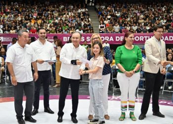 Beneficia Gobernador Durazo a más de 13 mil 900 estudiantes de universidades públicas con entrega de becas