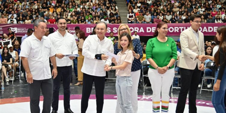 Beneficia Gobernador Durazo a más de 13 mil 900 estudiantes de universidades públicas con entrega de becas