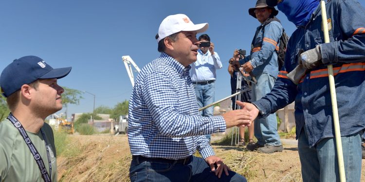 Supervisa Toño Astiazarán limpia de canales y arroyos