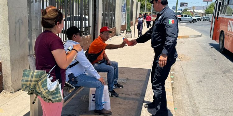 Ayuda Ayuntamiento de Hermosillo a personas a evitar riesgos por altas temperaturas