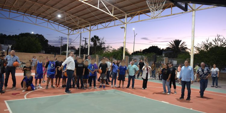 El presidente  Toño Astiazarán entregó canchas rehabilitadas de basquetbol en Bahía de Kino.