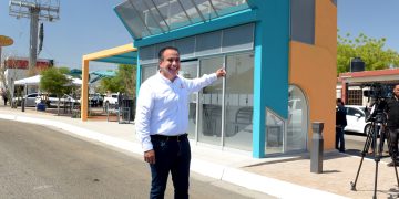 Supervisa Toño Astiazarán prototipo de parada de transporte público