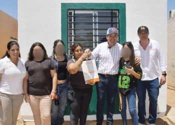 Entrega Toño Astiazarán vivienda Con Hogar CRECES en La Cholla