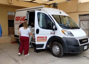 Acerca SSP servicio a población de Altar para regularizar vehículos a través de módulo móvil