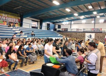 Cumple Gobernador Durazo con entrega de uniformes escolares a todas y todos los estudiantes sonorenses