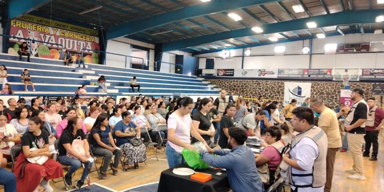 Cumple Gobernador Durazo con entrega de uniformes escolares a todas y todos los estudiantes sonorenses