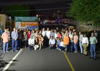 Entrega Toño Astiazarán rehabilitación de calle Heroico Colegio Militar en Loma Linda