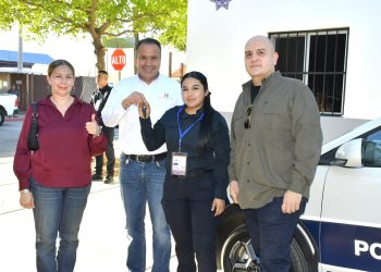 Entrega Toño Astiazarán patrulla a Centro de Respuesta Inmediata del fraccionamiento STAUS