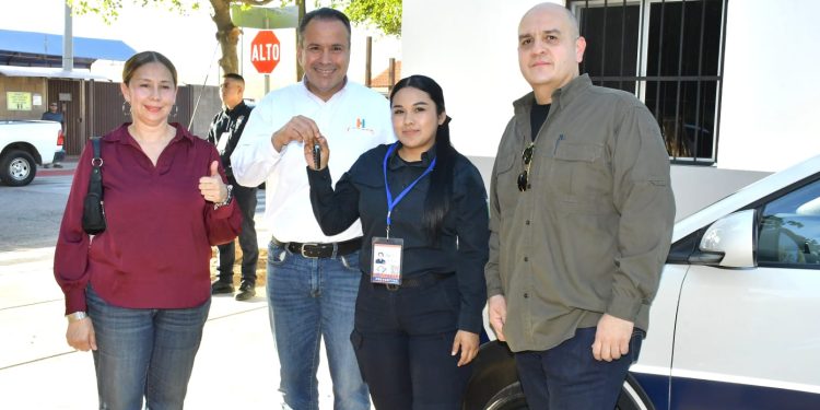 Entrega Toño Astiazarán patrulla a Centro de Respuesta Inmediata del fraccionamiento STAUS