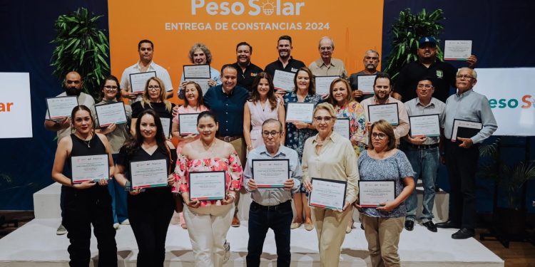 Entregan Patty Ruibal y Toño Astiazarán paneles solares a 22 organizaciones de ayuda social