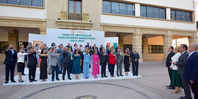 El Presidente Toño Astiazarán toma protesta a nuevos funcionarios municipales