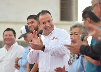 Entrega Toño Astiazarán, rehabilitación de cancha deportiva en colonia FOVISSSTE