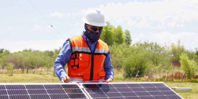 Concluye Gobernador Durazo primera etapa de instalación de plantas solares en municipios de la sierra